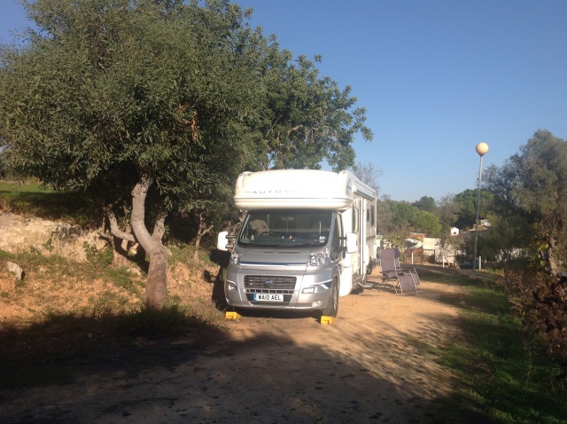 Our chosen parking spot at 'Camping Dourada' at Alvor. Another good location with sunshine from Sunrise to Sunset !